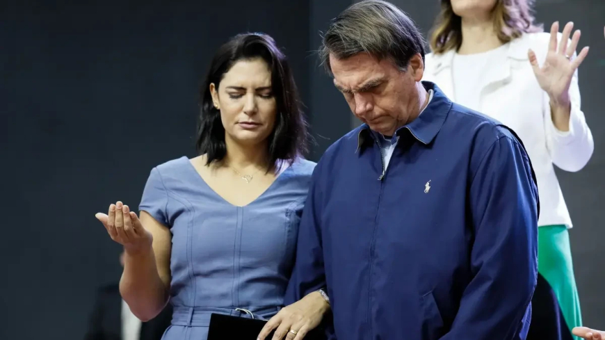 As vésperas da prisão, Bolsonaro recebe grupo de oração em casa