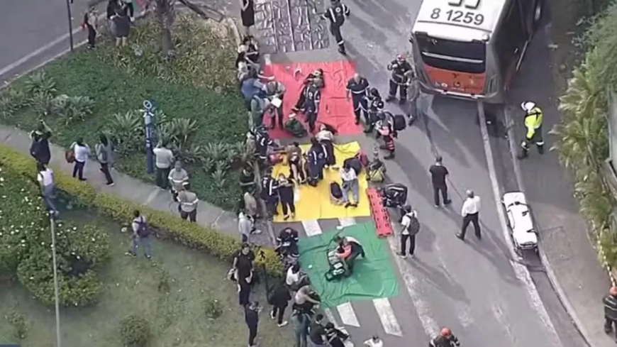 Ônibus bate em dez veículos e deixa 13 pessoas feridas na Raposo Tavares, em São Paulo; vídeo