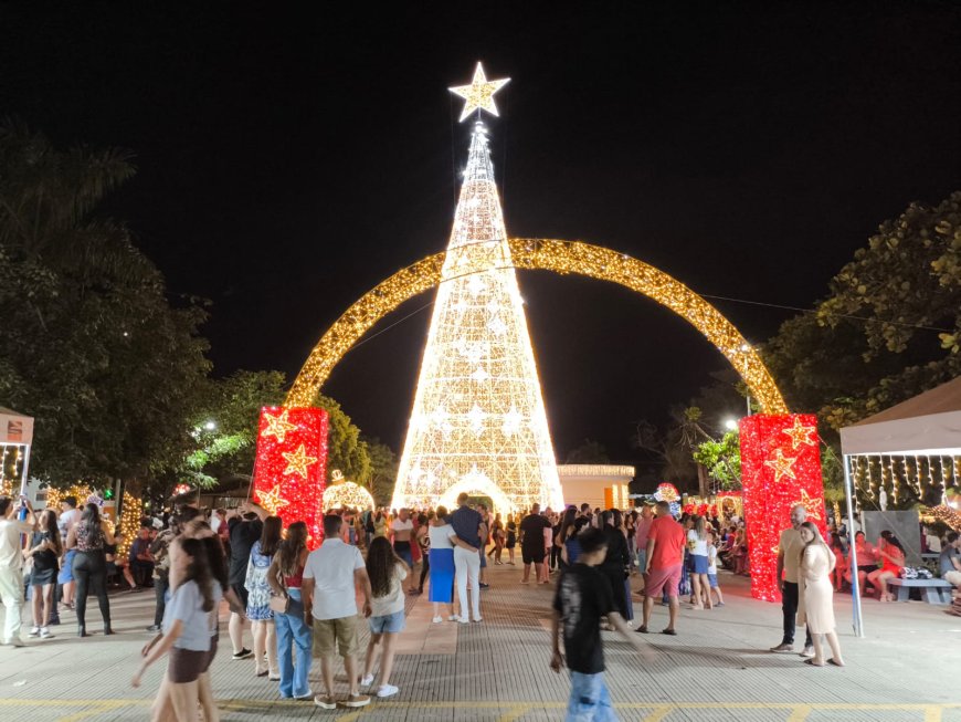 Goianésia Acende a Magia do Natal com Árvore Gigante de 35 Metros