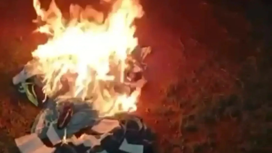 Torcedor queima coleção de camisas em desabafo após Goiás perder o acesso