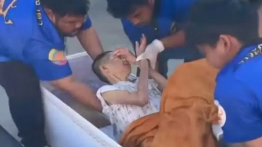 Vídeo: Mulher é encontrada viva dentro de caixão antes de ser cremada em templo
