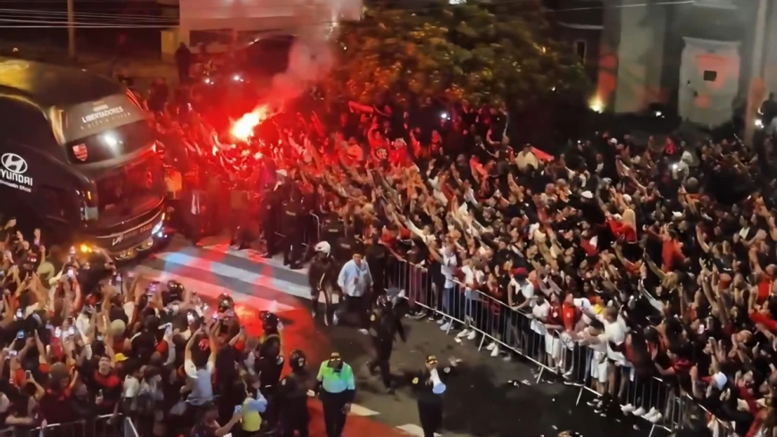 Torcida recebe Flamengo com enorme festa em Lima