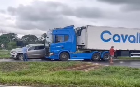 Carreta e caminhonete envolvem em acidente no trevo de Jaraguá
