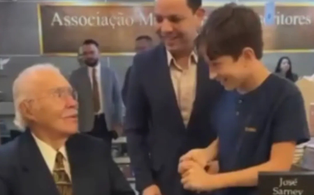 Menino autista realiza sonho de conhecer Sarney