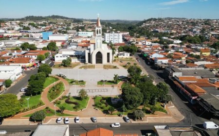 Dois jovens são mortos a tiros em frente à Praça São Benedito, em Nerópolis