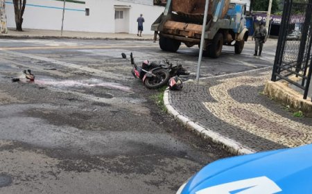 Jovem fica ferido após acidente de trânsito em frente ao Centro Cultural