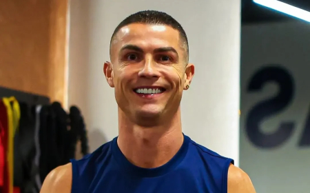 Cristiano Ronaldo posta foto sem camisa e físico impressiona web; veja imagem
