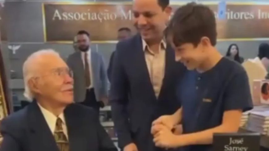 Menino autista realiza sonho de conhecer Sarney