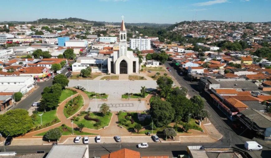 Dois jovens são mortos a tiros em frente à Praça São Benedito, em Nerópolis
