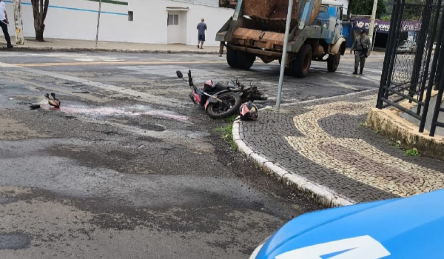 Jovem fica ferido após acidente de trânsito em frente ao Centro Cultural