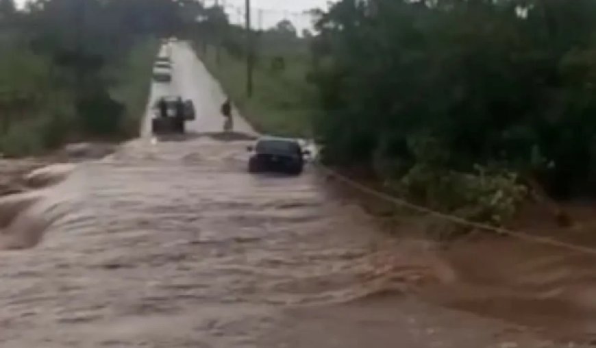 Motorista tenta atravessar ponte e carro acaba preso durante enchente em Luziânia