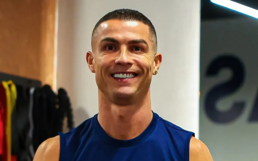 Cristiano Ronaldo posta foto sem camisa e físico impressiona web; veja imagem