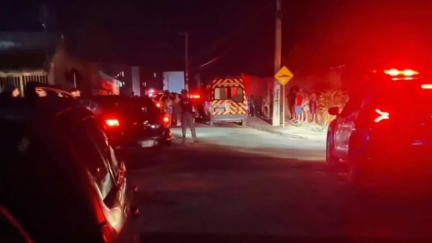 Homem morre e mulher fica ferida após carro ser alvejado em Valparaíso de Goiás