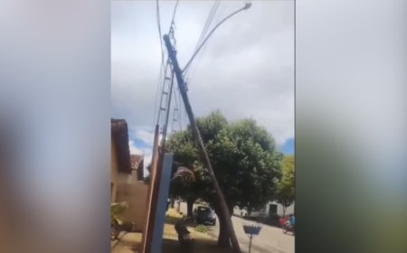 Poste de energia inclinado ameaça residência em Goianésia após forte vento