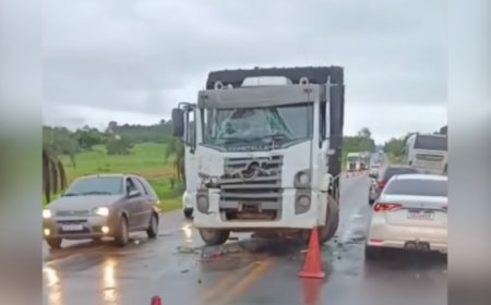 Caminhão boiadeiro se envolve em acidente próximo ao Jardim Paulista em Nova Glória