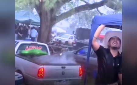 Chove durante a Folia de Reis em Jaraguá, mas a tradição fala mais alto e não estraga a festa.
