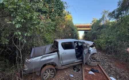 Caminhonete cai em despenhadeiro e atinge trilhos de trem em Luziânia; mulher fica gravemente ferida
