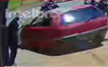 Carro desgovernado atinge imóvel na Avenida Presidente Kennedy em Jaraguá
