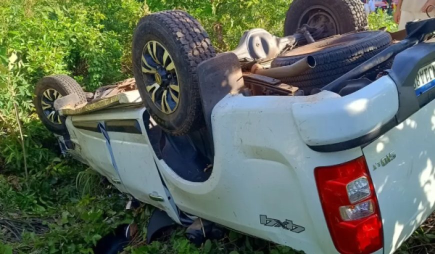 Caminhonete com aproximadamente 16 pessoas sai de pista e capota na GO-507, em Rio Quente