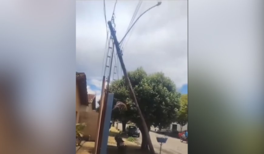 Poste de energia inclinado ameaça residência em Goianésia após forte vento