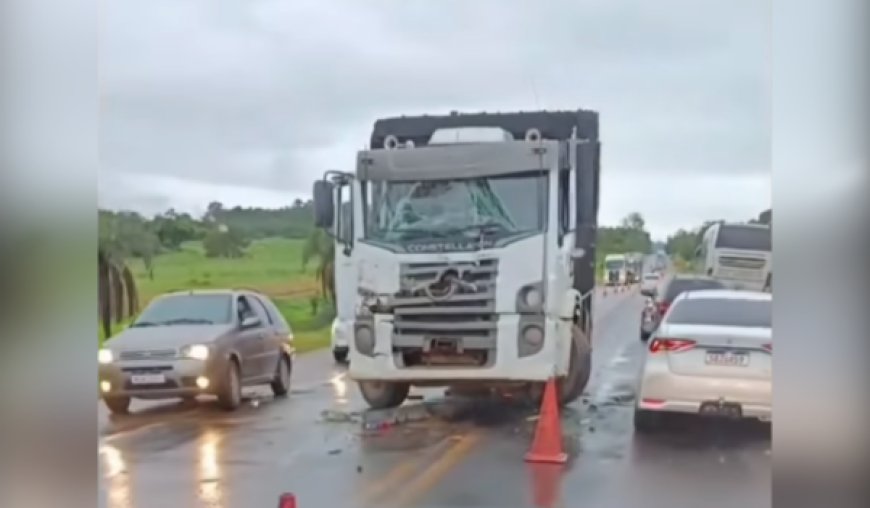 Caminhão boiadeiro se envolve em acidente próximo ao Jardim Paulista em Nova Glória