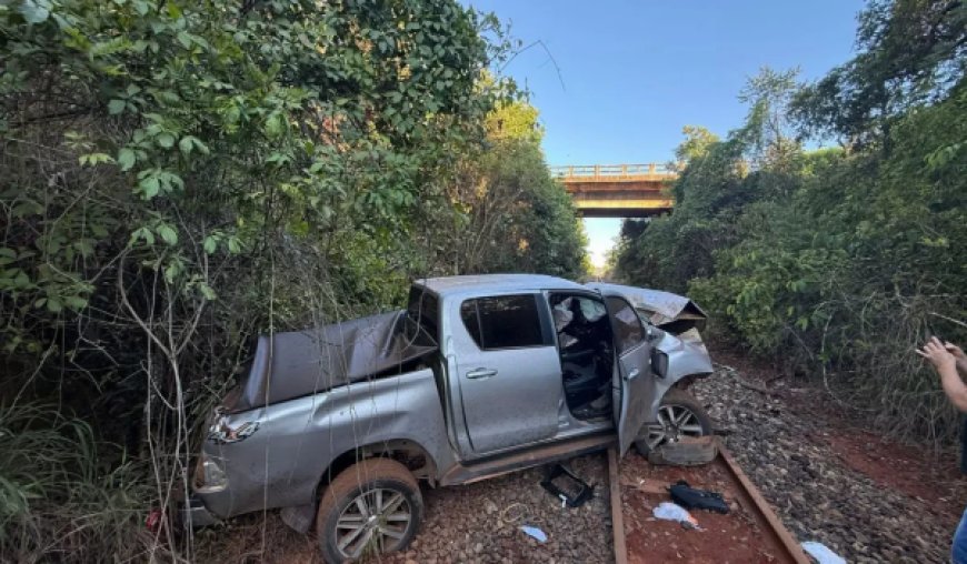 Caminhonete cai em despenhadeiro e atinge trilhos de trem em Luziânia; mulher fica gravemente ferida
