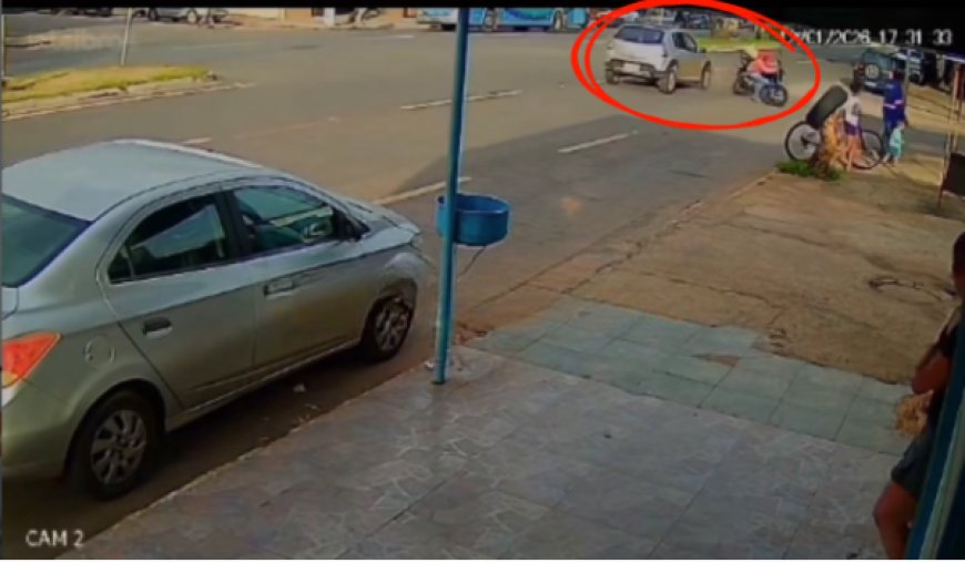 Acidente entre moto e carro é registrado em cruzamento na Avenida Brasil com a 45, em Goianésia