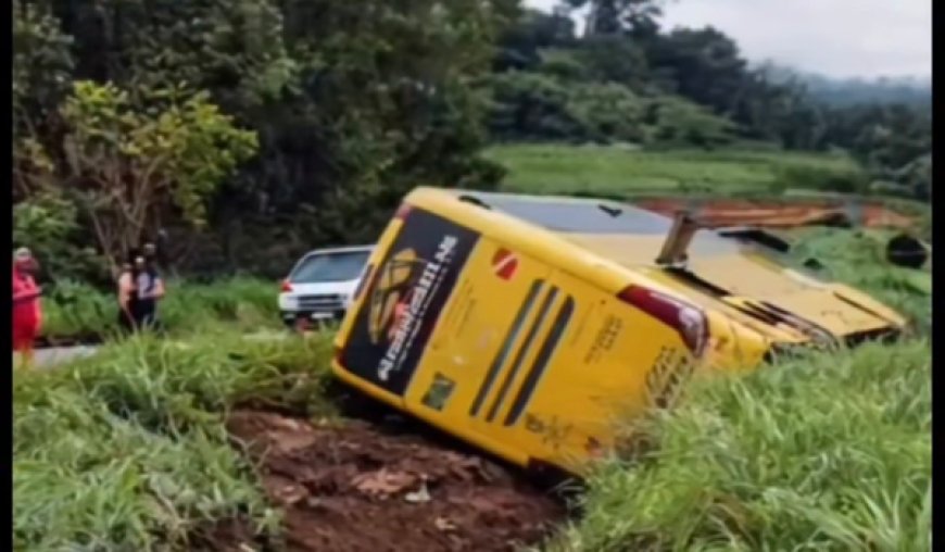 Passageiros ficam feridos após ônibus tombar entre Petrolina e Nerópolis