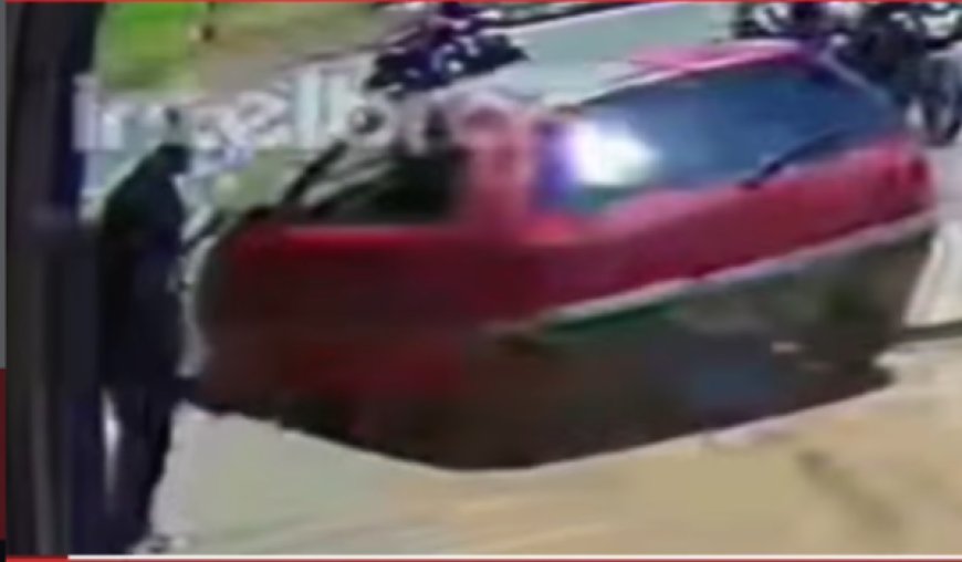 Carro desgovernado atinge imóvel na Avenida Presidente Kennedy em Jaraguá