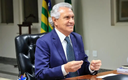 Caiado anuncia fim da taxa do agro em discurso na Assembleia