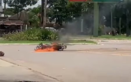 Motocicleta pega fogo após colisão com caminhonete em praça de Jaraguá