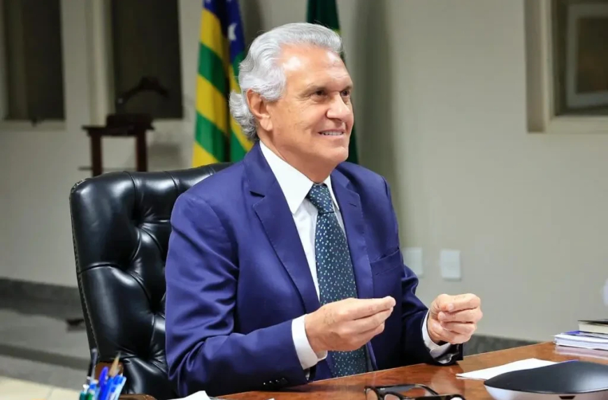 Caiado anuncia fim da taxa do agro em discurso na Assembleia
