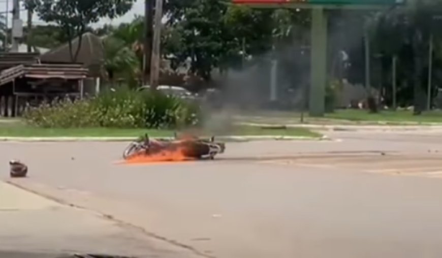 Motocicleta pega fogo após colisão com caminhonete em praça de Jaraguá