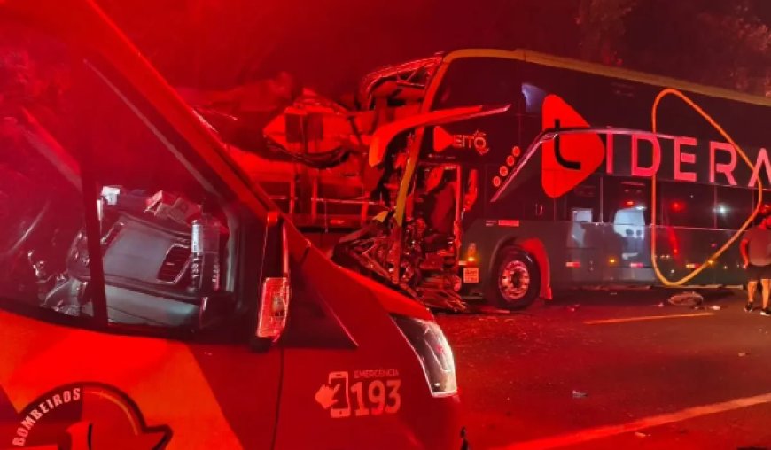 Colisão traseira entre ônibus e carreta deixa 19 feridos na BR-153 em São Francisco de Goiás