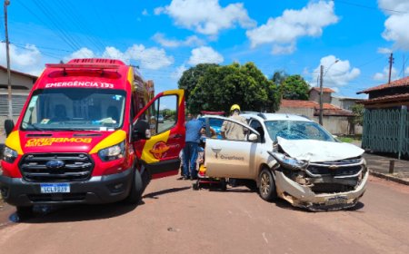 Acidente entre carro da Prefeitura de Guarinos e moto deixa jovem ferido em Rialma