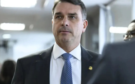 Flávio afirma que condução da economia em um governo seu será parecida com a do pai
