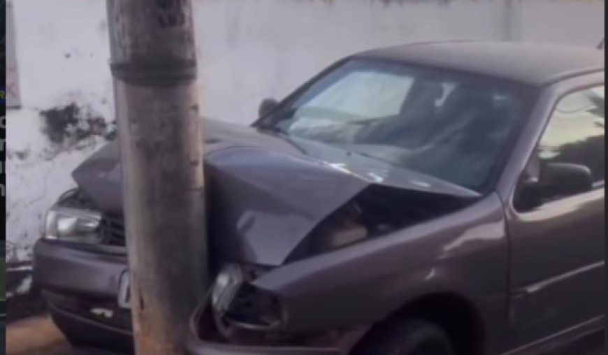 Carro bate em poste e deixa fio atravessado na rua em Jaraguá