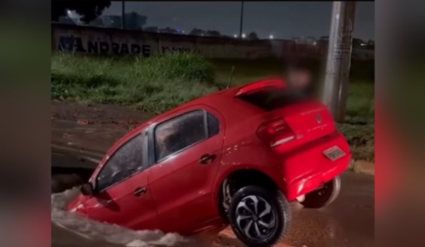 Carro é engolido por cratera durante temporal em Ceilândia, no DF