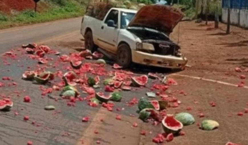 Colisão entre caminhão e camionete carregada com melancias deixa dois feridos em Carmo do Rio Verde