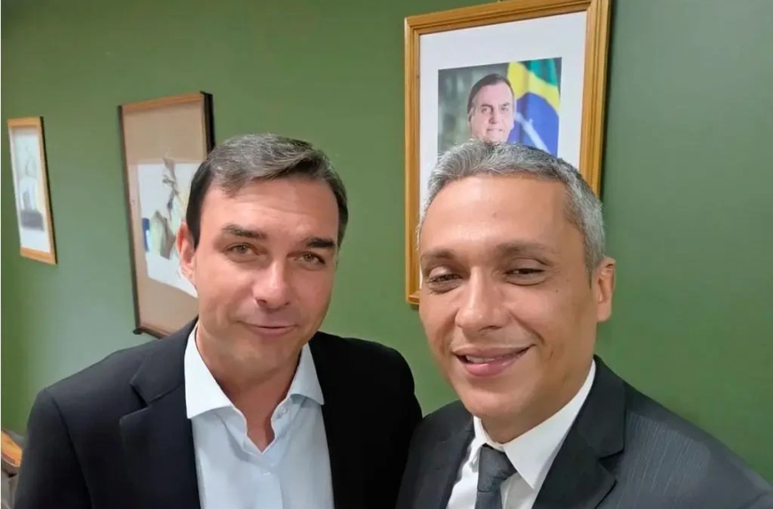 Flávio Bolsonaro confirma presença em ato de Gayer em Goiânia