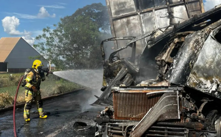 Carreta carregada com bagaço de cana é destruída durante incêndio em Rio Verde