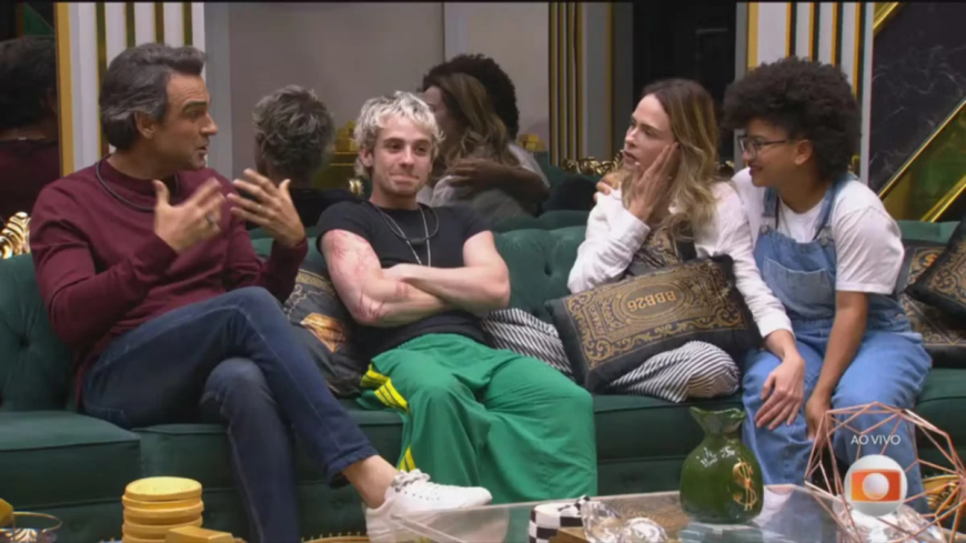 BBB 26: Tadeu Schmidt quebra protocolo, entra na casa e emociona finalistas na véspera da grande final