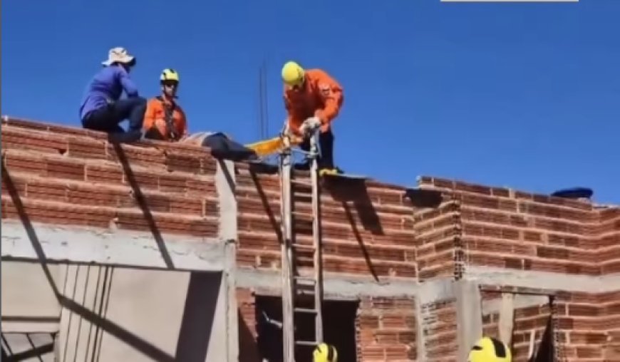 Bombeiros realizam resgate em altura para socorrer operário em Itapaci