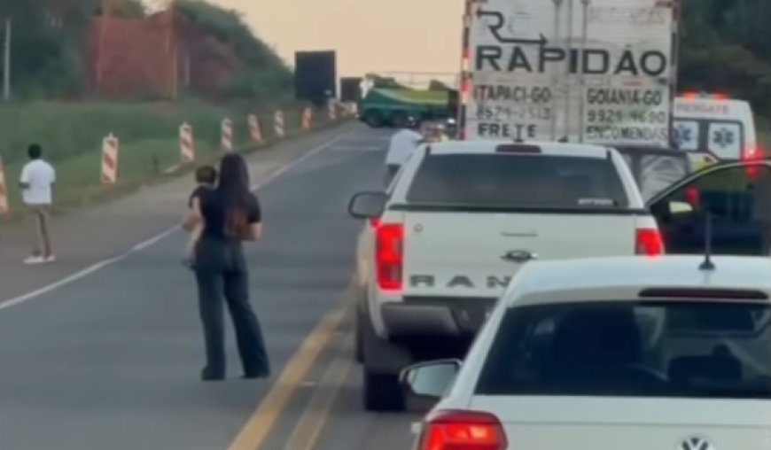 Colisão entre carreta, caminhão e carro mobiliza equipes de resgate na BR-153, em Rialma