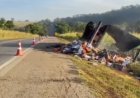 Carreta tomba e pega fogo na BR-153 próximo a Jaraguá