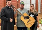 Bezerra e violão doados por Leonardo arrecadam R$ 32 mil em leilão de igreja em Goianésia