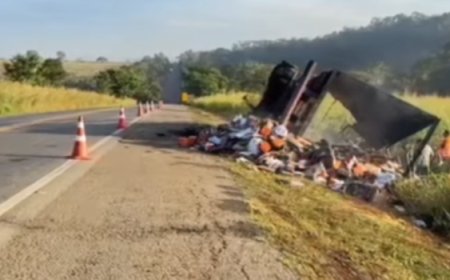Carreta tomba e pega fogo na BR-153 próximo a Jaraguá