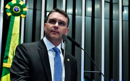 PF quer saber se dinheiro que Flávio cobrou de Vorcaro foi usado no filme ‘Dark Horse’