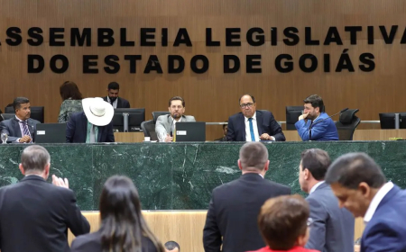 Deputados de Goiás aprovam cobrança por uso de tornozeleira e projeto avança para fase final