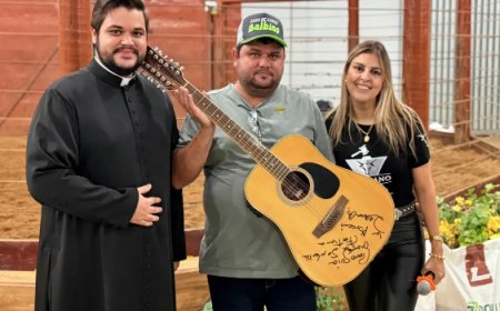 Bezerra e violão doados por Leonardo arrecadam R$ 32 mil em leilão de igreja em Goianésia